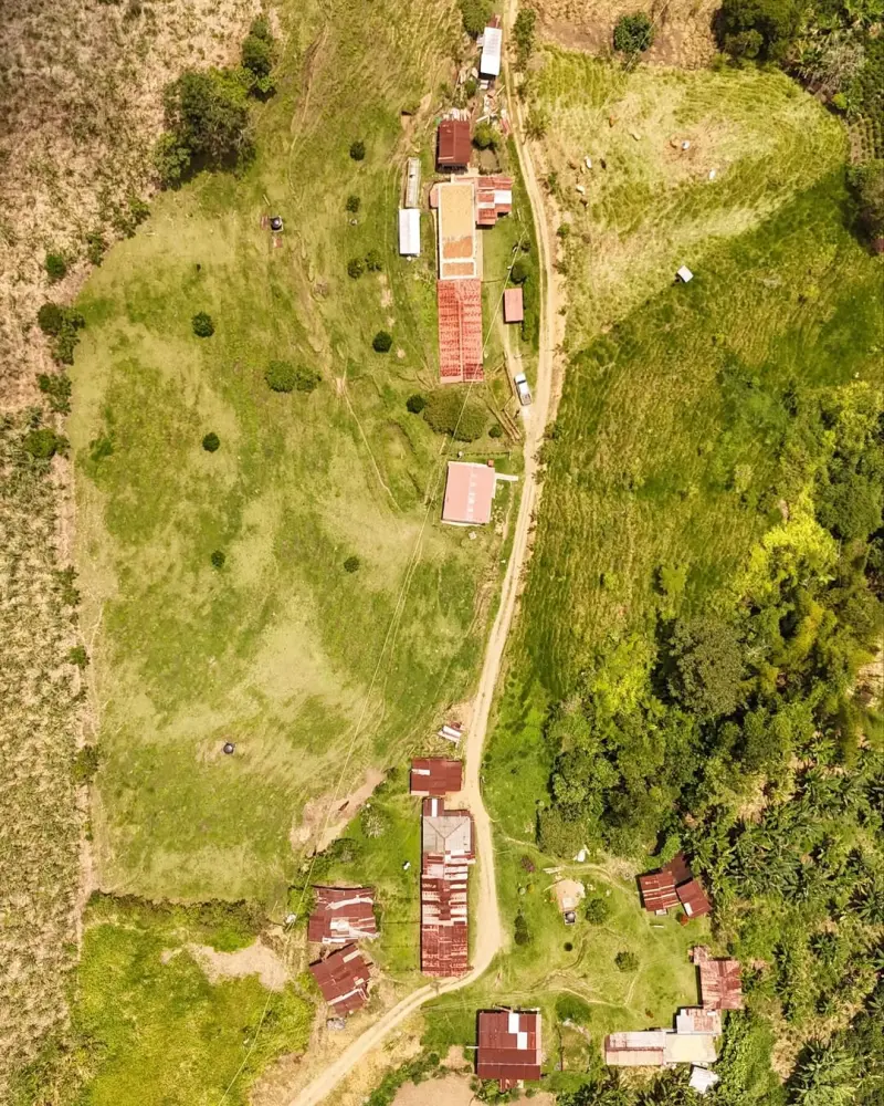 Vista aérea de la finca familiar Café LonQui en Santuario, Risaralda
